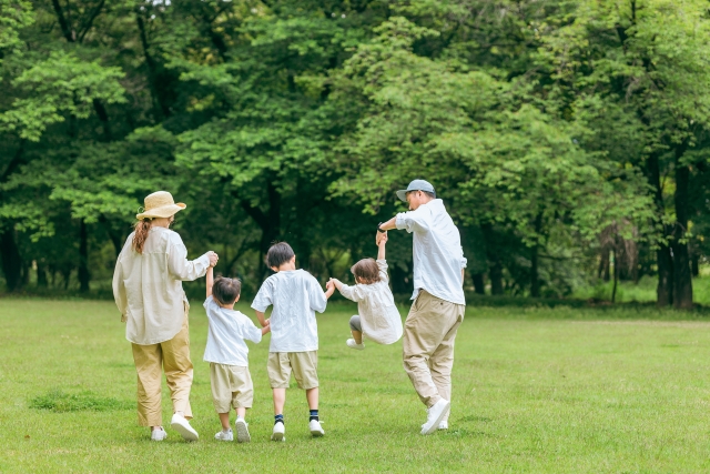 公園で楽しむ5人家族