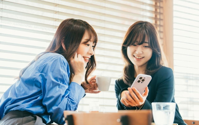 スマホを見る二人の女性